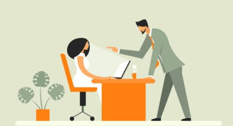 Une personne gérant calmement un collègue agressif au travail