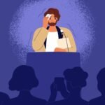 Personne debout en train de donner un discours public devant un auditoire.