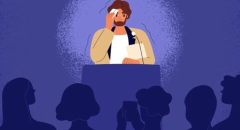 Personne debout en train de donner un discours public devant un auditoire.